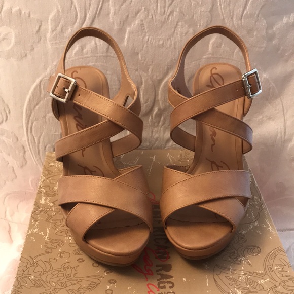 American Rag Tan Sandal Wedges size 5.5 with Strappy Design & Silver Hardware - Picture 5 of 12